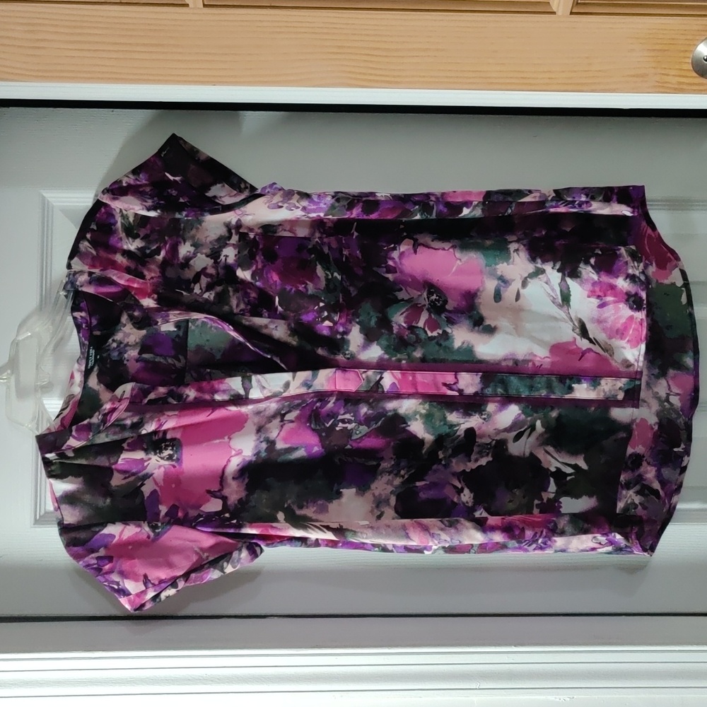 NWOT- Simply Vera Wang short sleeve top with pocket, size medium.